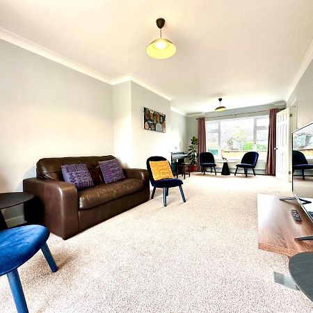 Spacious 3 Double Bedroomed House In 비세스터 외부 사진