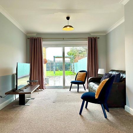 Spacious 3 Double Bedroomed House In 비세스터 외부 사진