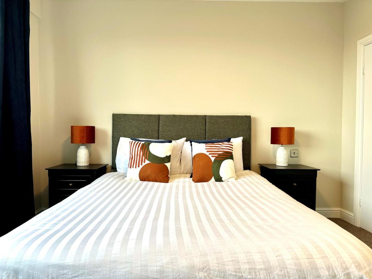 Spacious 3 Double Bedroomed House In 비세스터 외부 사진