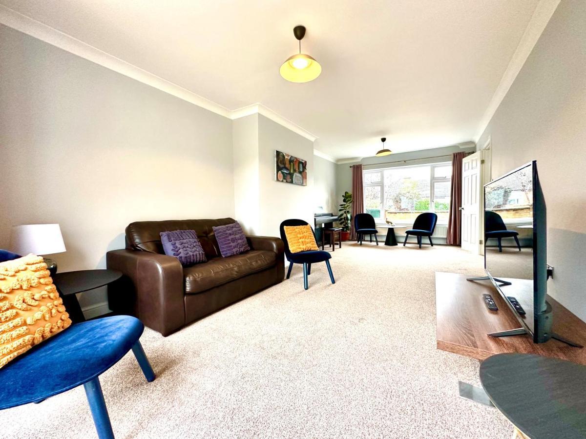 Spacious 3 Double Bedroomed House In 비세스터 외부 사진
