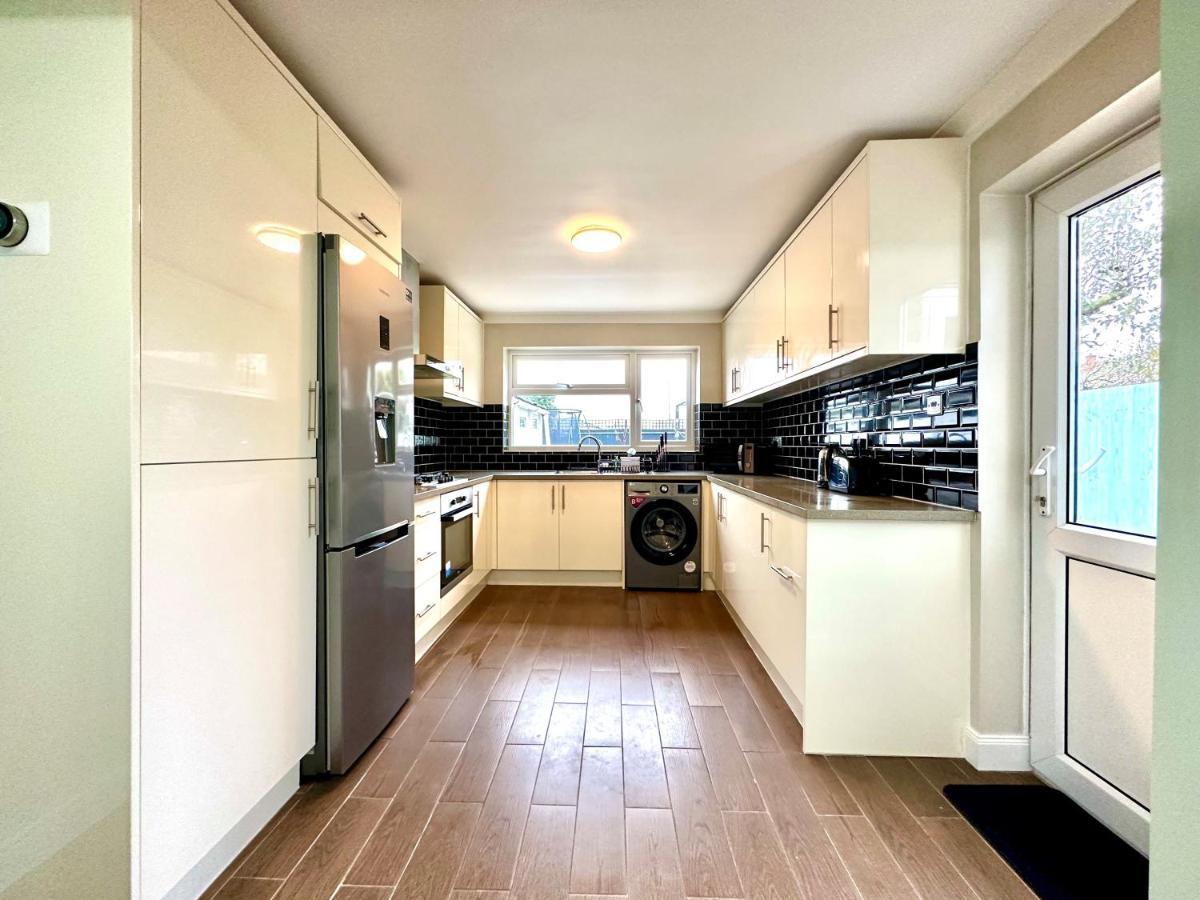 Spacious 3 Double Bedroomed House In 비세스터 외부 사진
