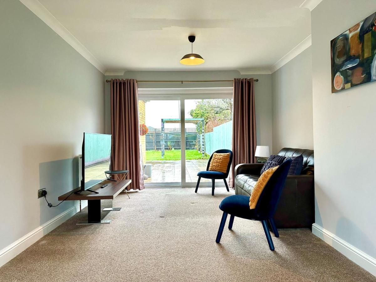 Spacious 3 Double Bedroomed House In 비세스터 외부 사진