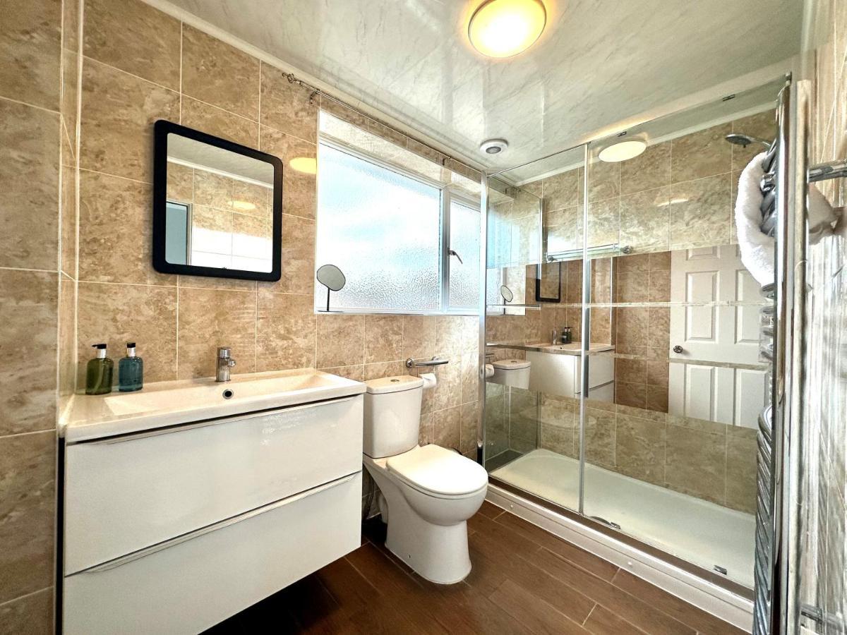 Spacious 3 Double Bedroomed House In 비세스터 외부 사진