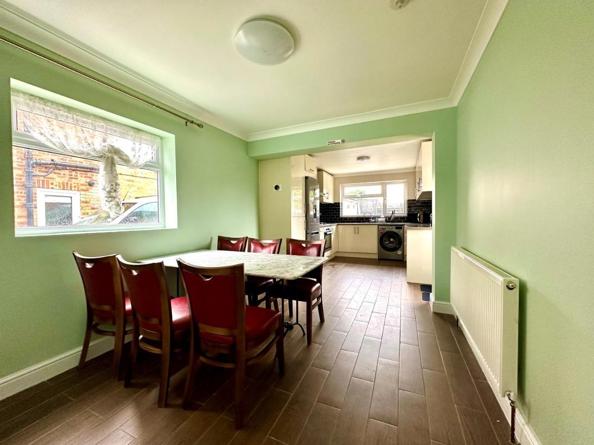 Spacious 3 Double Bedroomed House In 비세스터 외부 사진