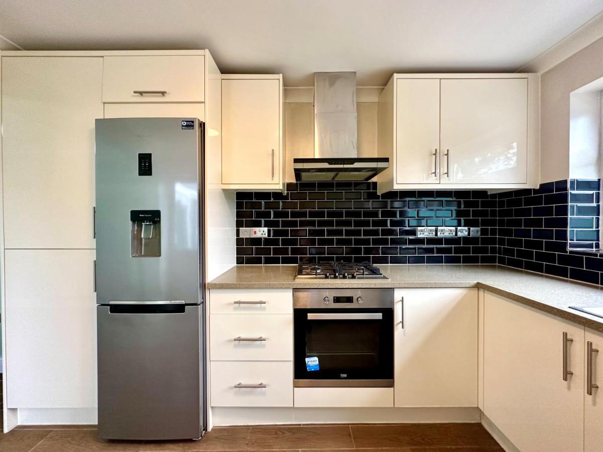 Spacious 3 Double Bedroomed House In 비세스터 외부 사진