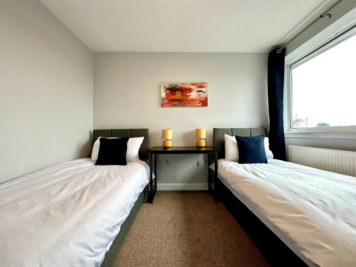 Spacious 3 Double Bedroomed House In 비세스터 외부 사진